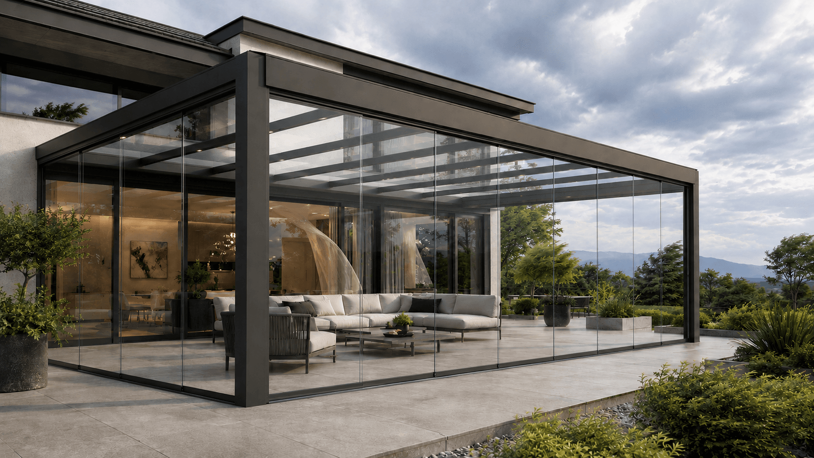 Terrasse mit Glasschiebewänden bei windigem Wetter